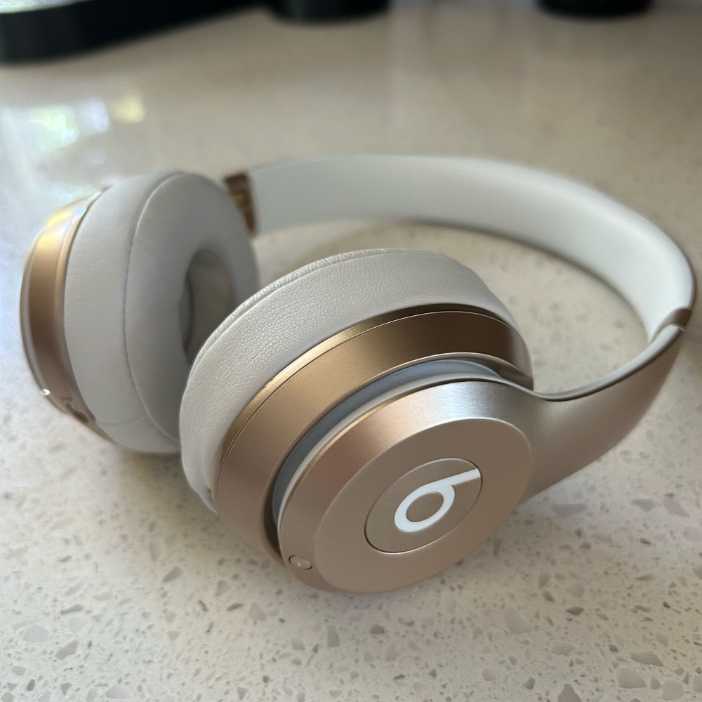 Beats Solo Wireless in Gold